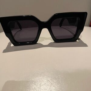 Off WHITE SUNGLASSES BLACK